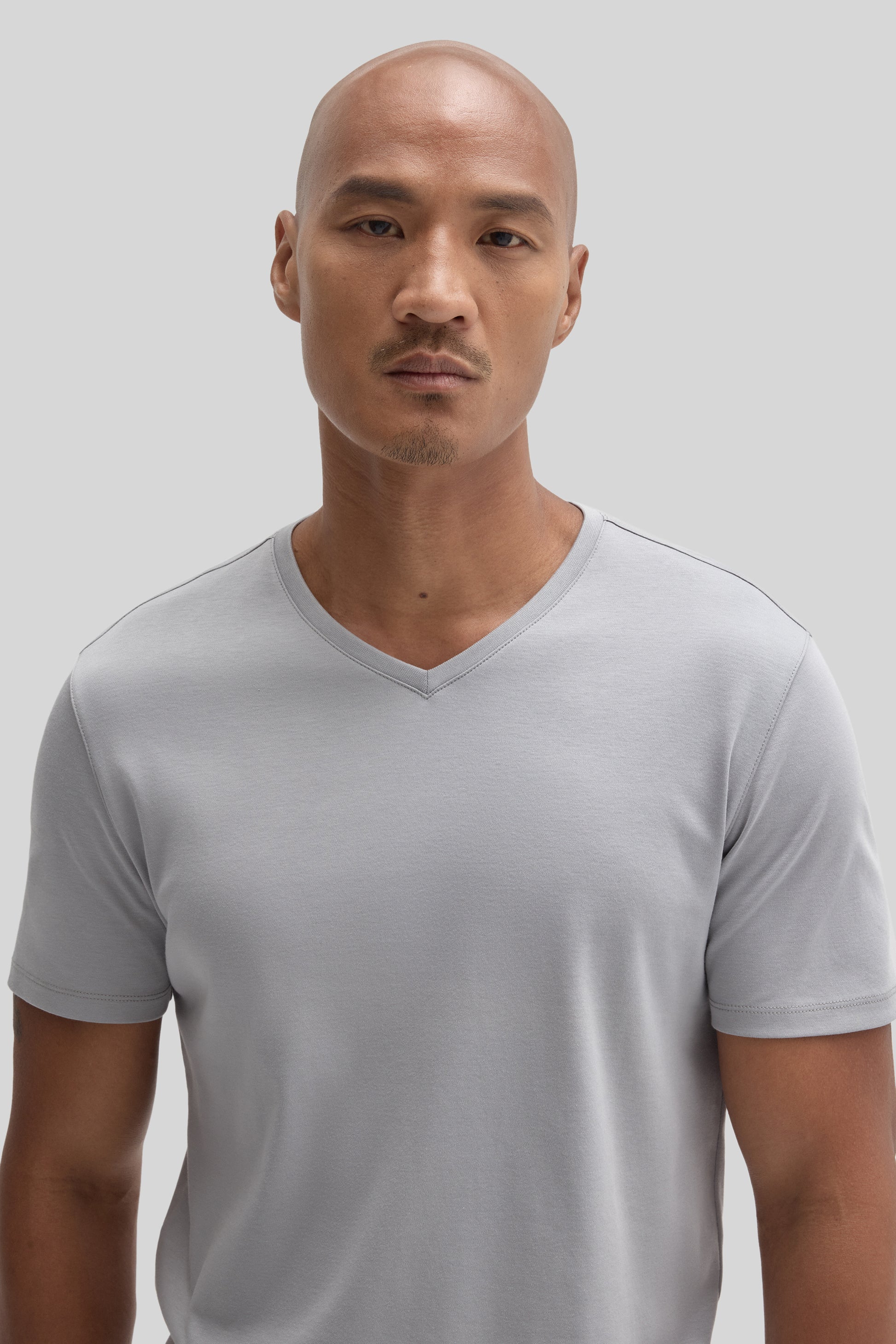 Robert Barakett Men's Pima Cotton V-Neck T-Shirt in Monument Grey