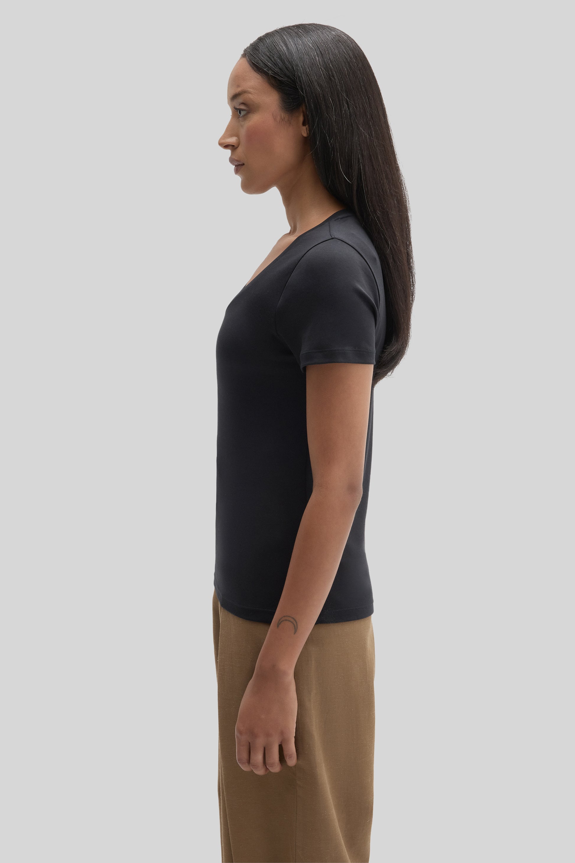 Robert Barakett The Barakett Women's V Tee