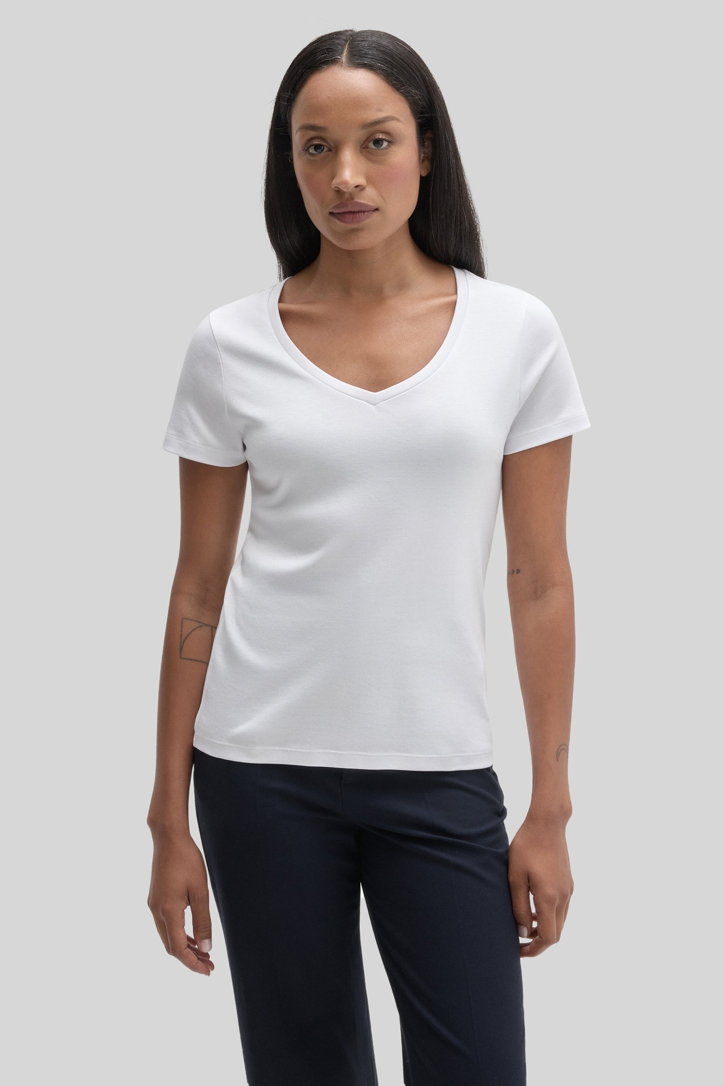Robert Barakett The Barakett Women's V Tee