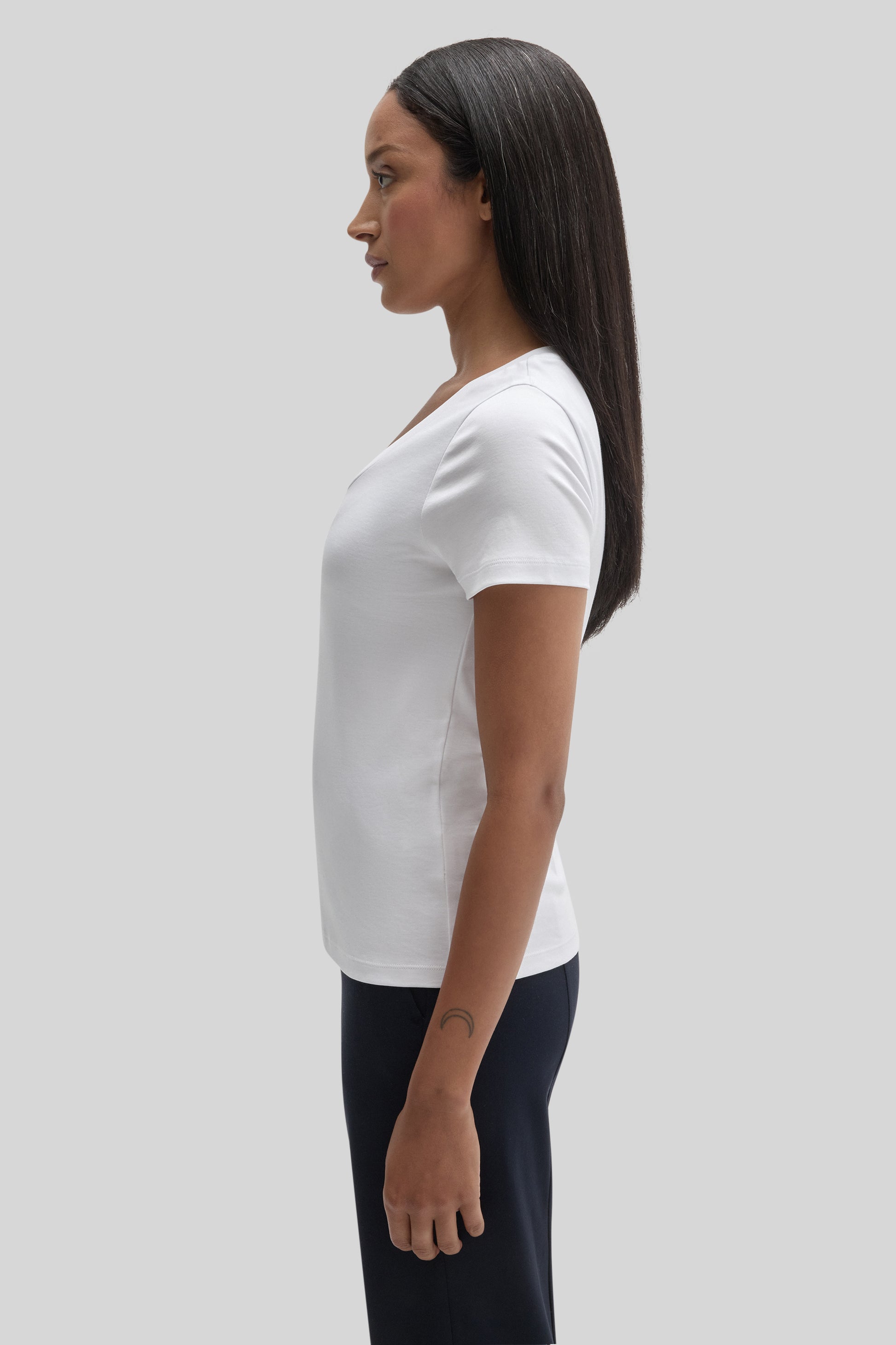 Robert Barakett The Barakett Women's V Tee
