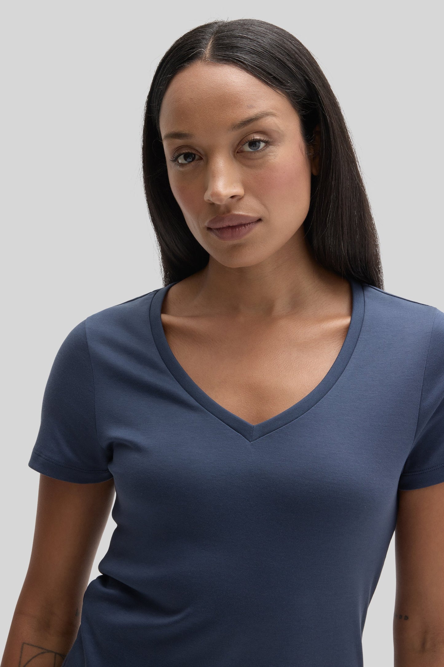 Robert Barakett The Barakett Women's V Tee