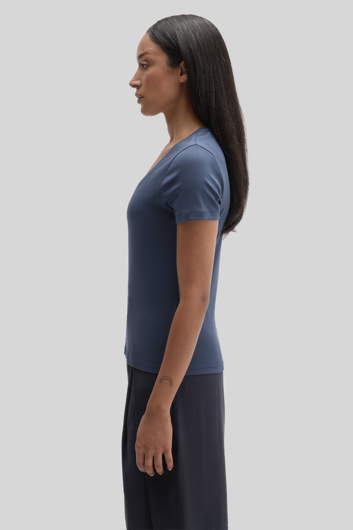 Robert Barakett The Barakett Women's V Tee