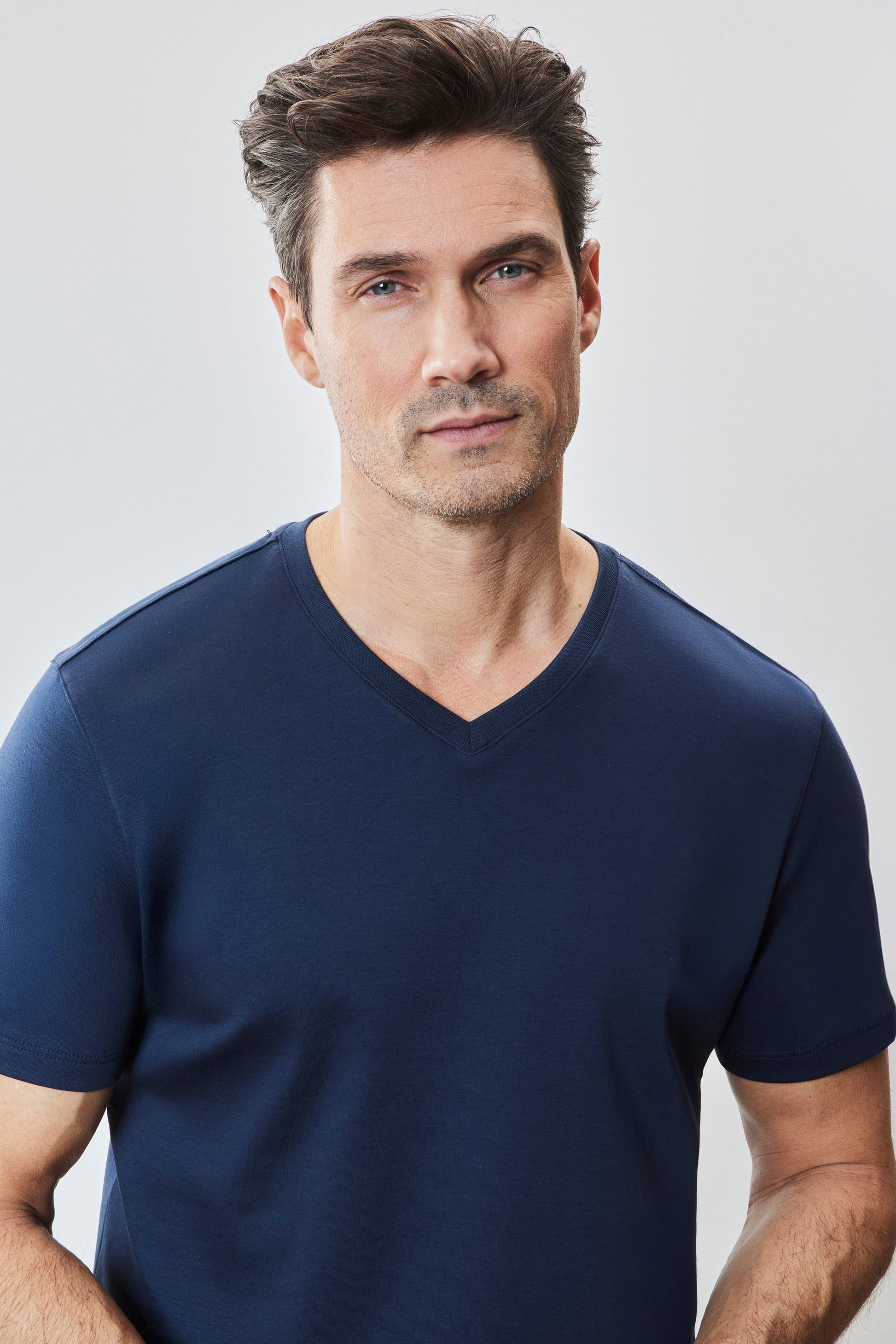 Robert Barakett Men's Pima Cotton V-Neck T-Shirt in Navy Blue